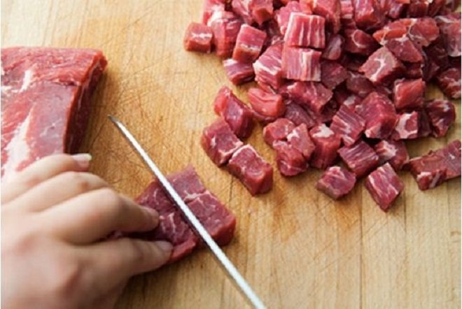 Sơ chế thịt bò cho món bò sốt vang